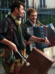 690. Manu et Francesco devant l'église Saint-Bernard