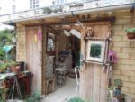 La cabane du jardin, fabriquée en briques de terre