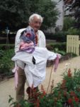 Mr "Le Doyen" et les épouvantails du jardin