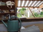 Vue du jardin depuis l'intérieur de la cabane