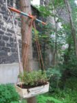 une barquette en cagette récupérée dans la rue, un bout de bois du jardin, un peu de laine et le tour est joué!