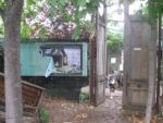L'entrée de la ferme du bonheur, on aperçoit un des pianos
