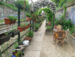 Allée de jardinières fleuries