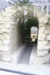 derrière sa vitre