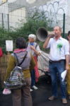 Jacky Libaud de Balades aux jardins, devant la friche Richome Goutte Verte, Paris 18ème